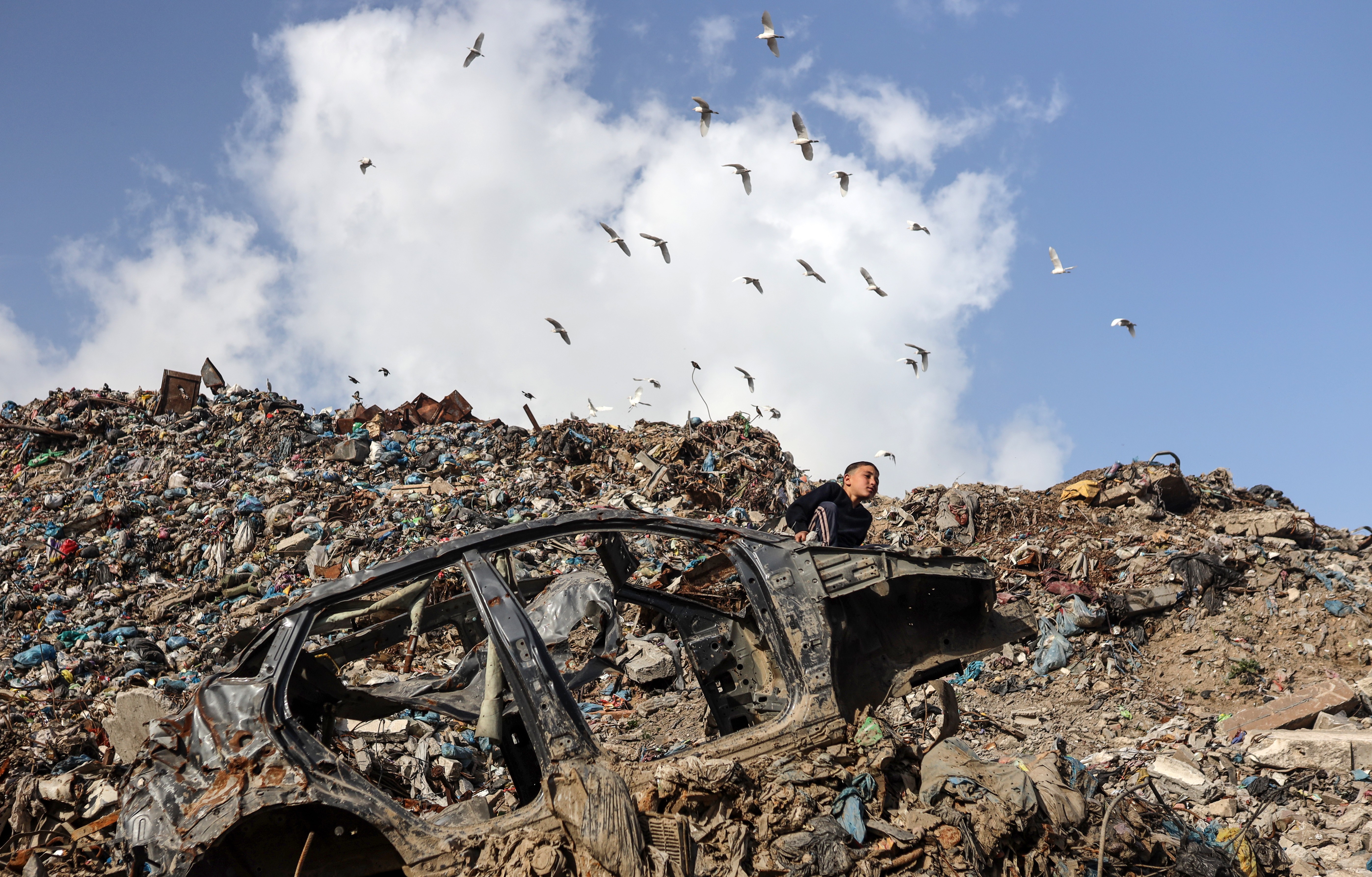 VÍDEO: pilhas de lixo pioram crise humanitária em Gaza