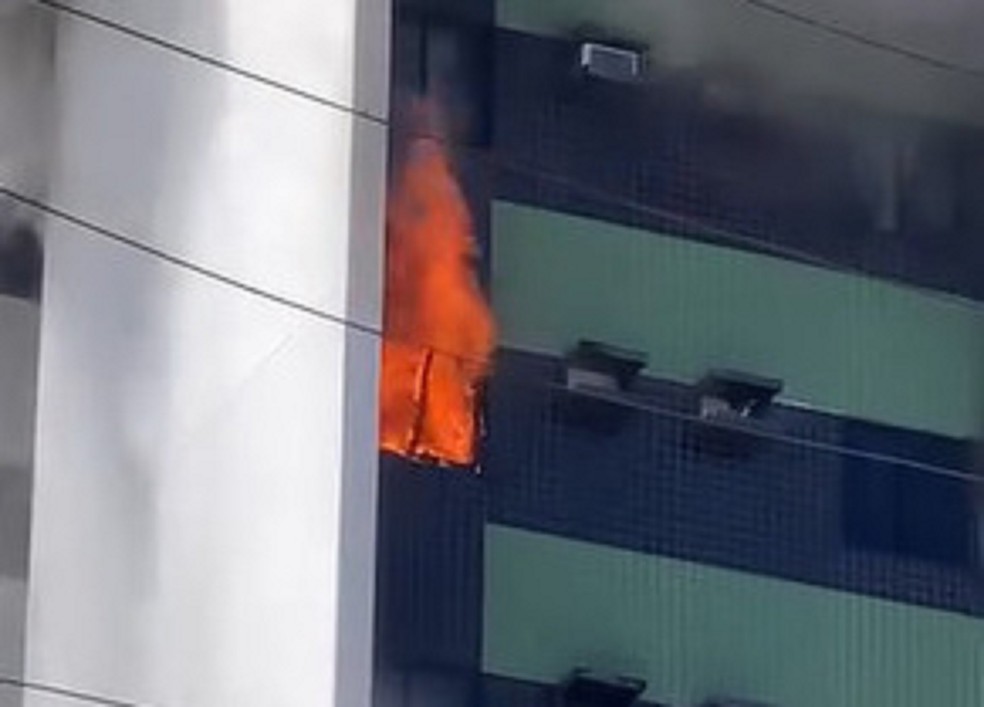 Incêndio atinge apartamento na Ponta Verde, em Maceió — Foto: Reprodução/vídeo