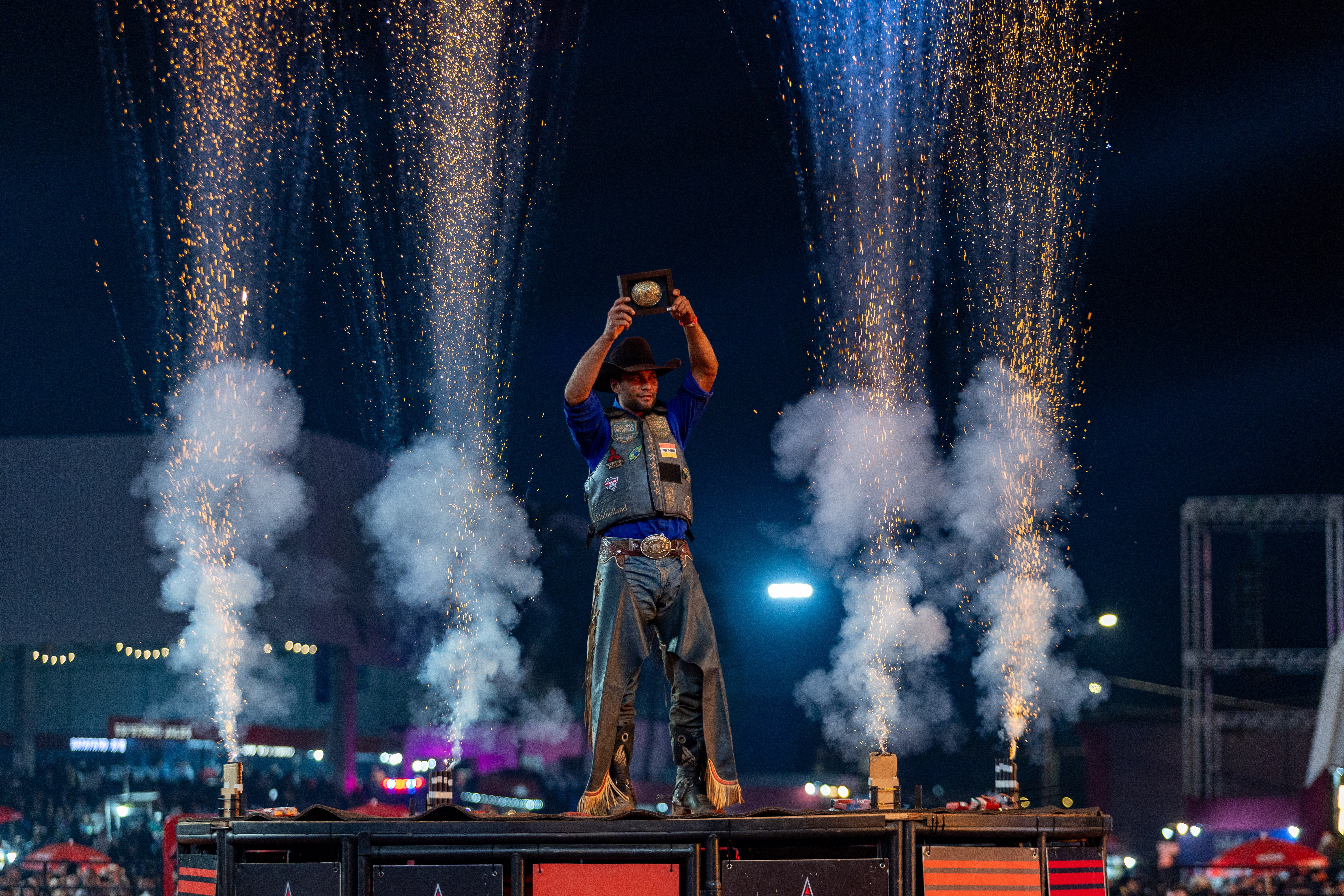 Alisson de Souza montou o touro Relíquia da Patroa no Round Final e conquistou o título da etapa da PBR da Festa do Peão de Americana, neste domingo (7) — Foto: Thomaz Marostegan