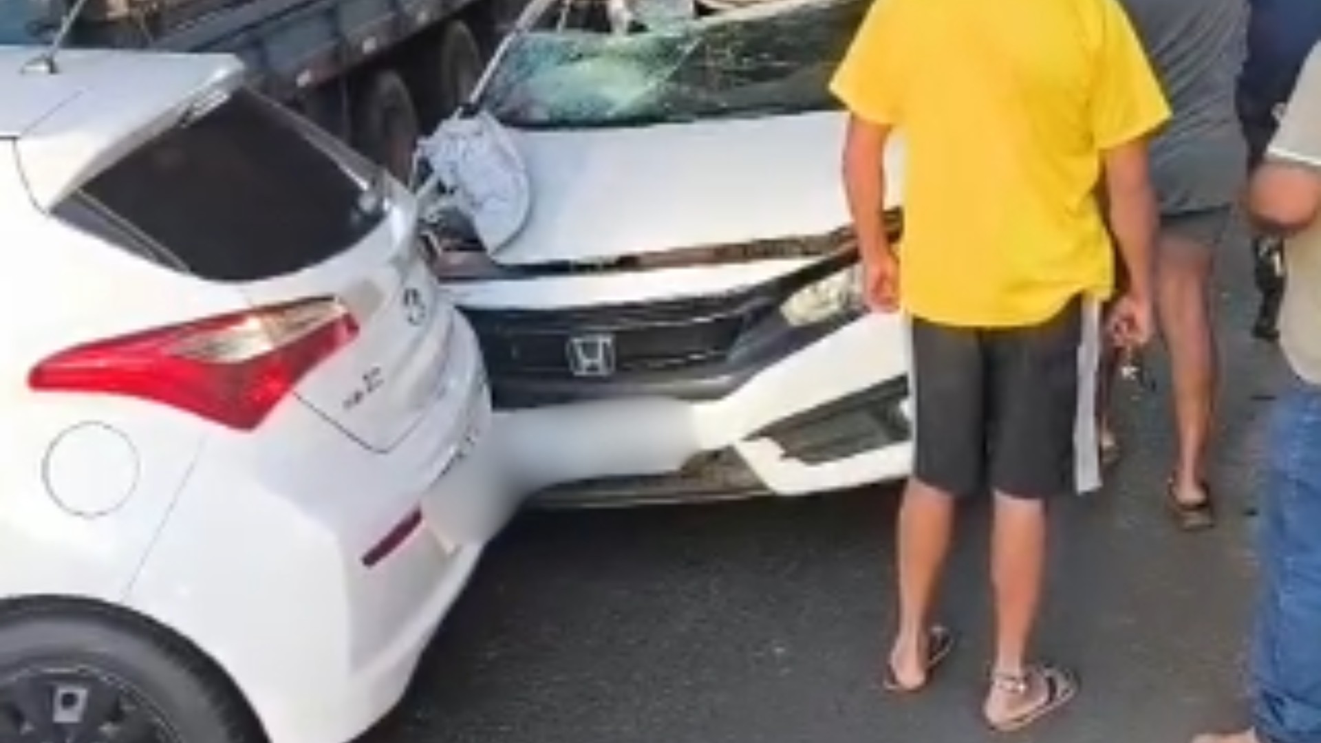 Motociclista fica ferido em engavetamento e trânsito fica em meia pista na BR-365, em Uberlândia