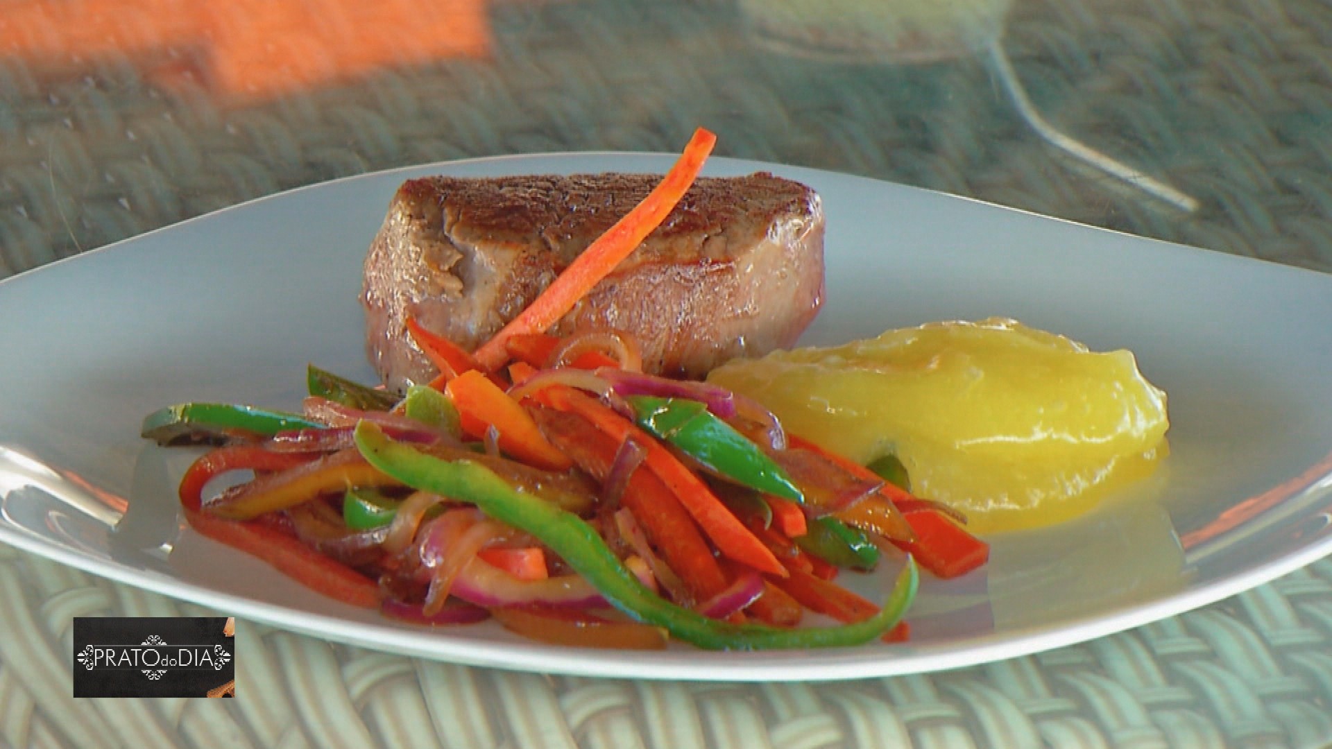 Cacique: Prato do Dia ensina receita de filé mignon com legumes e vinho