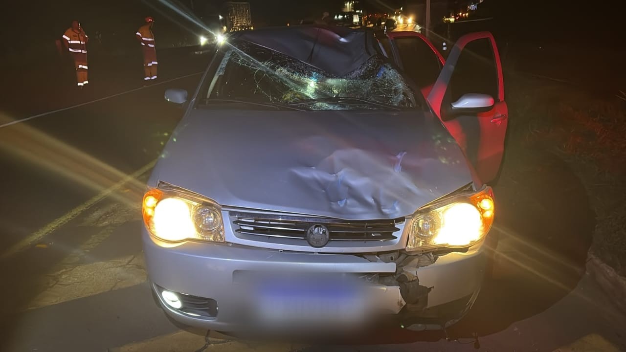 Motorista morre atropelado após estacionar caminhão e tentar atravessar a MG-050 a pé, em Itaúna