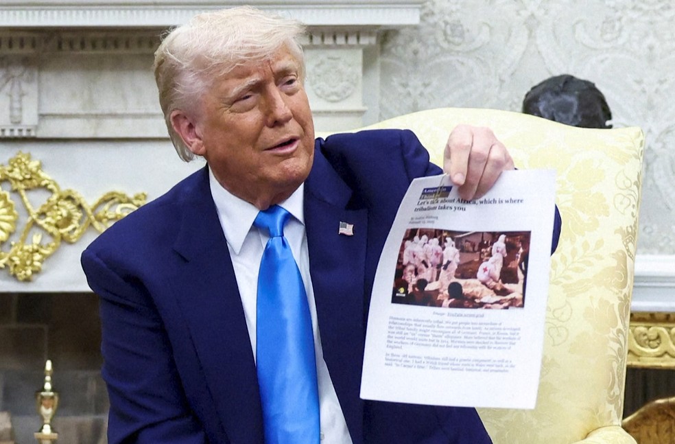 Trump segura imagem do Congo afirmando que se trata de ação na África do Sul — Foto: Reuters