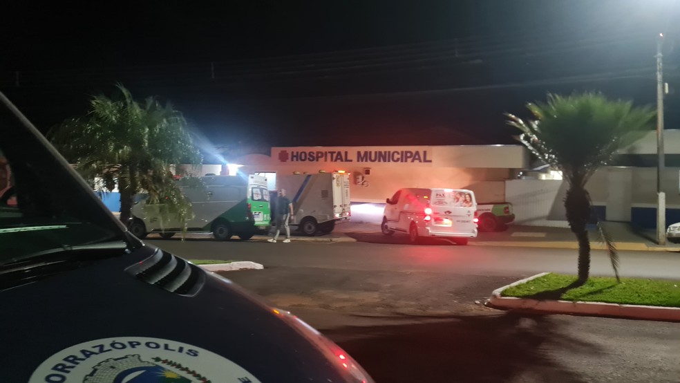 O corpo de Luiz foi retirado do velório, levado ao hospital e encaminhado à Polícia Científica. — Foto: Ronaldo Alves Senes/Blog do Berimbau
