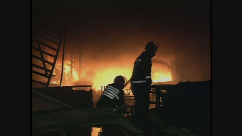 Em 2001, a Imperatriz sofreu com um incêndio em seu barracão — Foto: Reprodução TV Globo