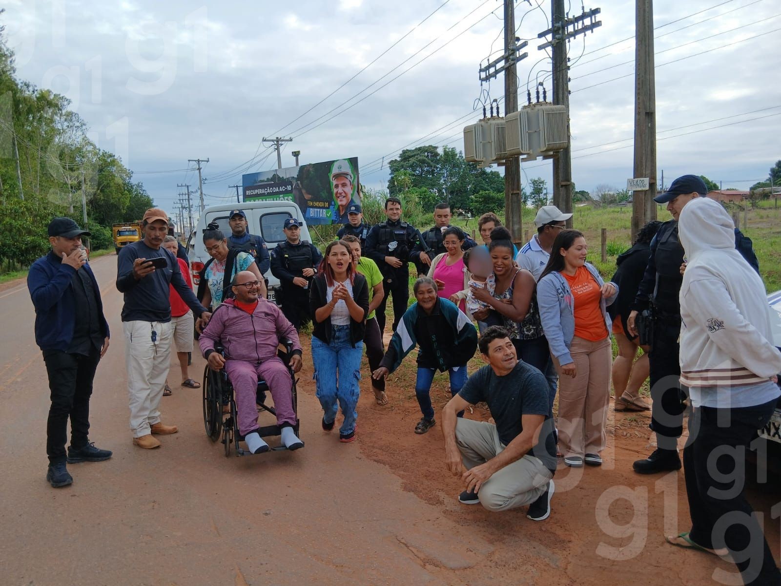 Moradores bloqueiam trecho da rodovia AC-10 em protesto por melhorias em ramais