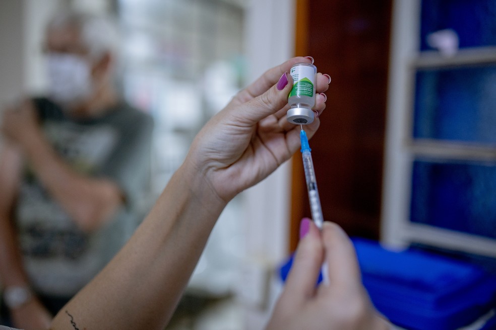 Preparação de vacina contra a gripe — Foto: Divulgação/Prefeitura de Piracicaba