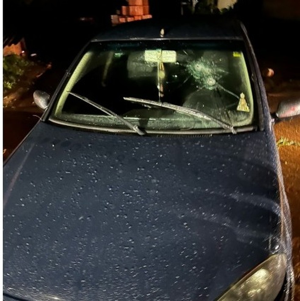 Carro da vítima ficou com marcas de tiros — Foto: Polícia MIlitar