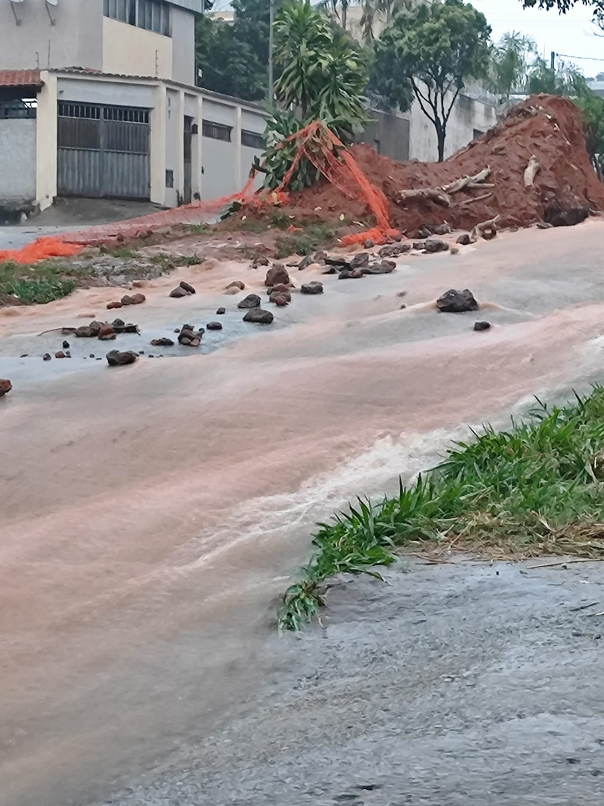 VÍDEO: chuva arranca asfalto feito há menos de 30 dias em Divinópolis 