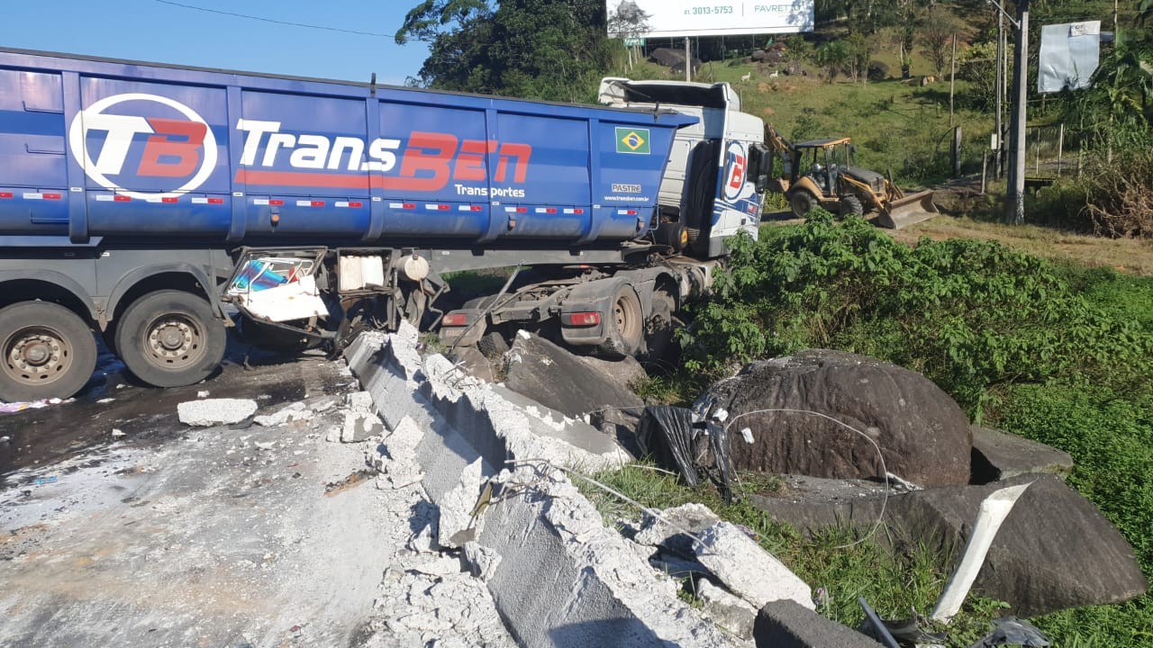 Engavetamento envolvendo quatro caminhões e outros cinco veículos  interdita BR-376 em Guaratuba