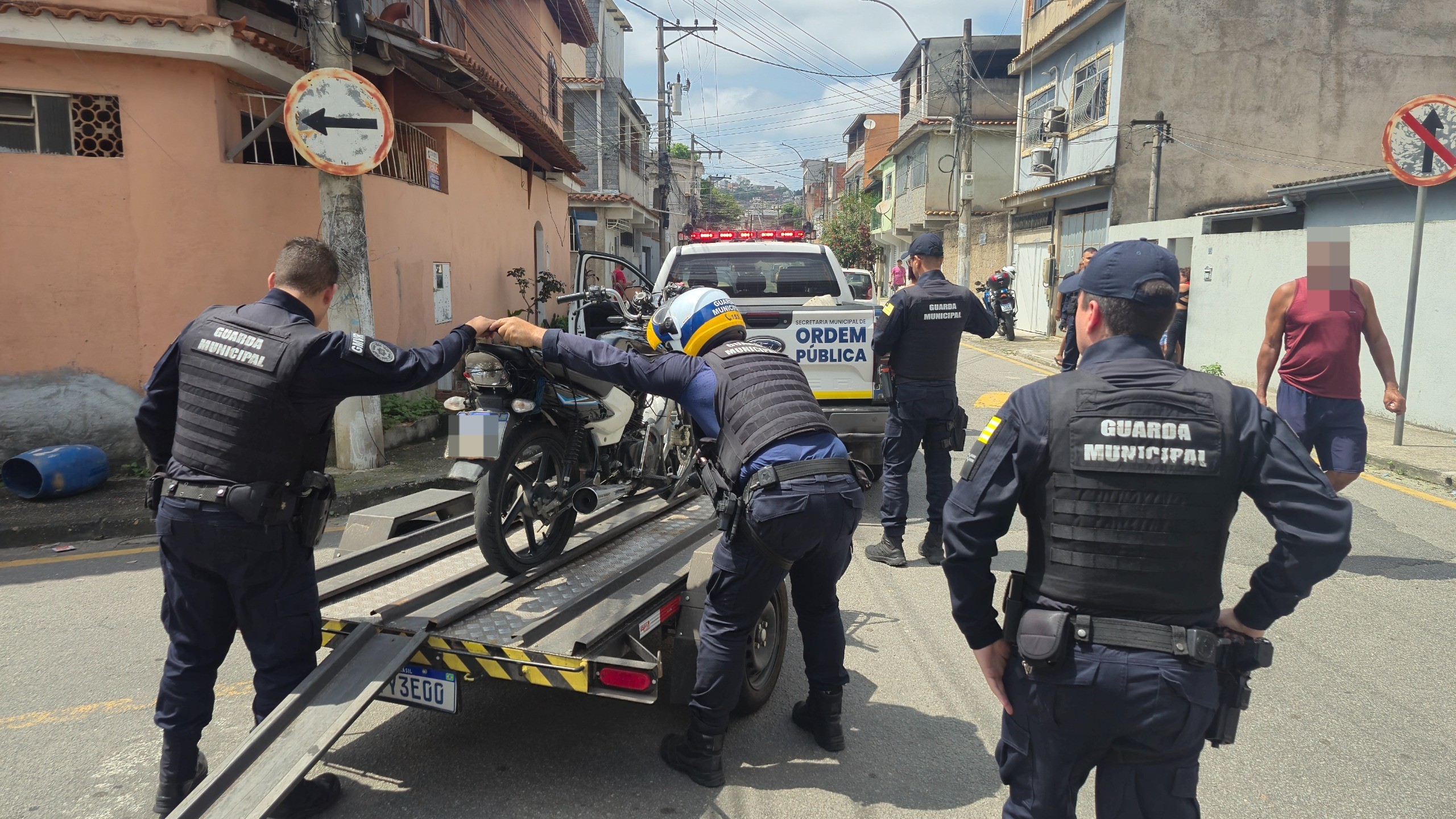 Motociclista sem CNH tenta fugir de abordagem e é preso em Volta Redonda