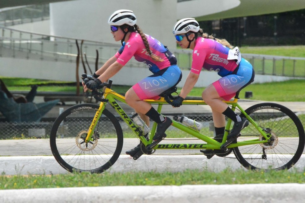 Na modalidade de Fernanda Teixera de Araújo, é usada uma bicicleta adaptada em que apenas na posição de trás a atleta é cega — Foto: Kleide Teixeira/Secom-JP
