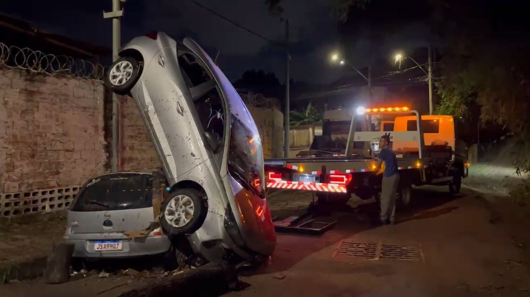 Carro arrastado por enxurrada é removido após temporal em BH; moradores falam de evento climático 'devastador'