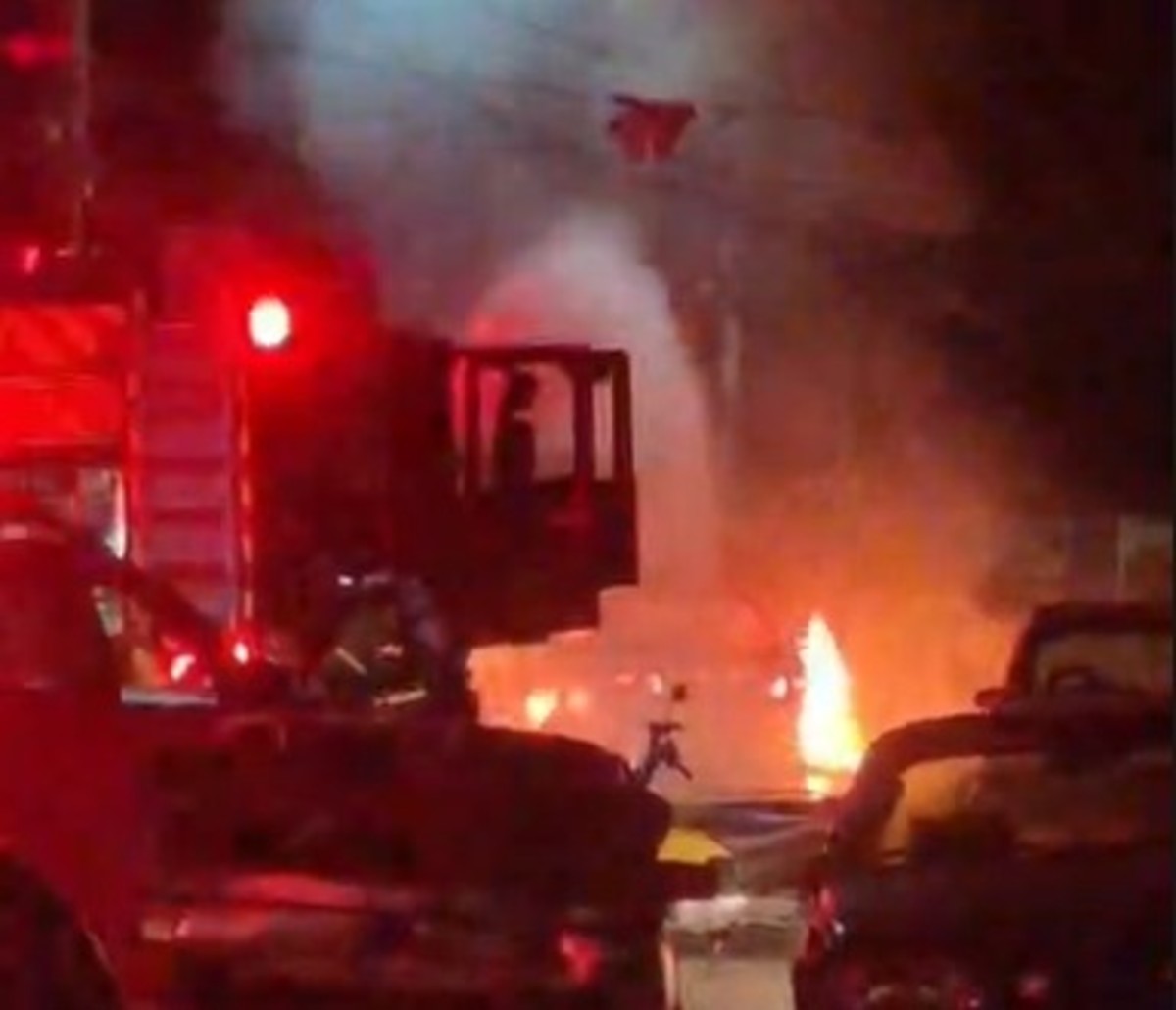 Carro pega fogo e mobiliza equipes do Corpo de Bombeiros em Resende 