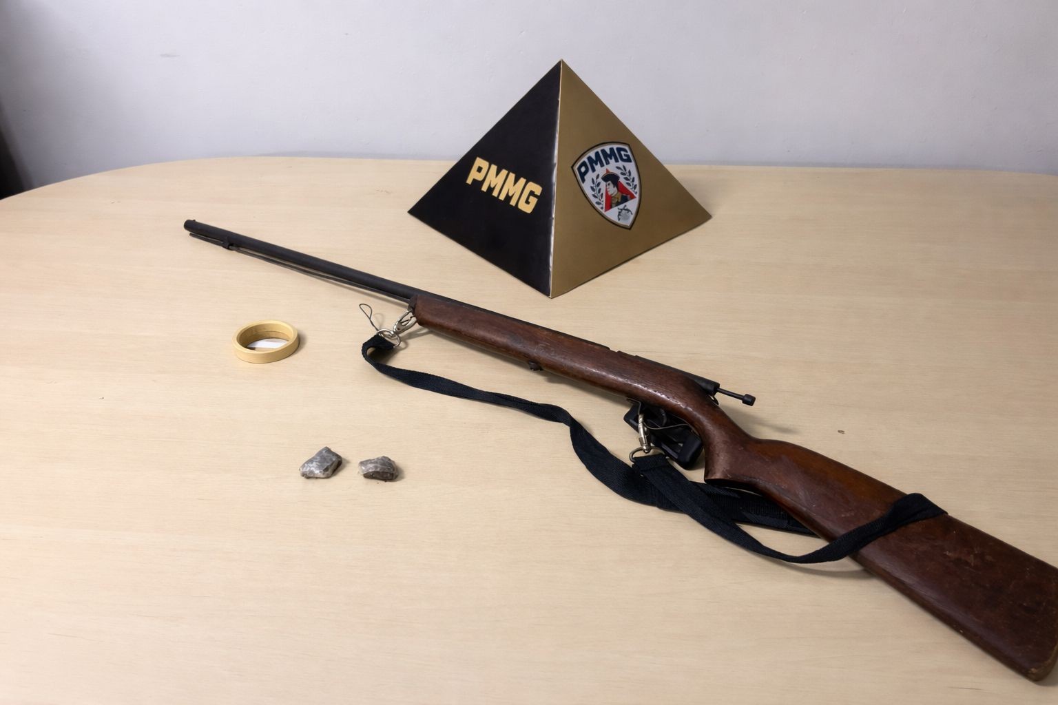 Homem é flagrado pela PM apontando arma para ex-companheira em rua de Araçuaí