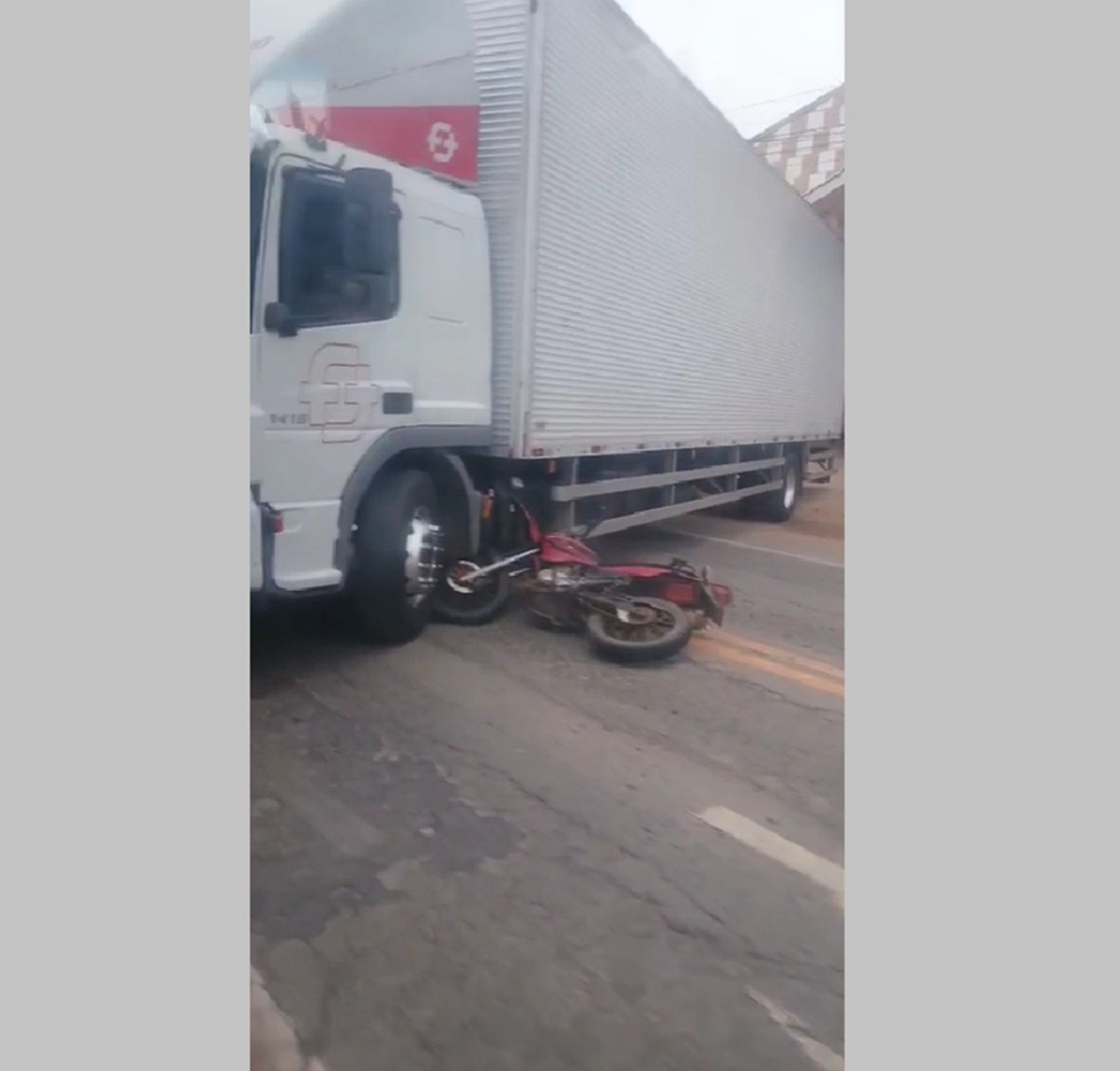 Acidente entre moto e caminhão deixa uma mulher ferida na BR-356, em Itaperuna