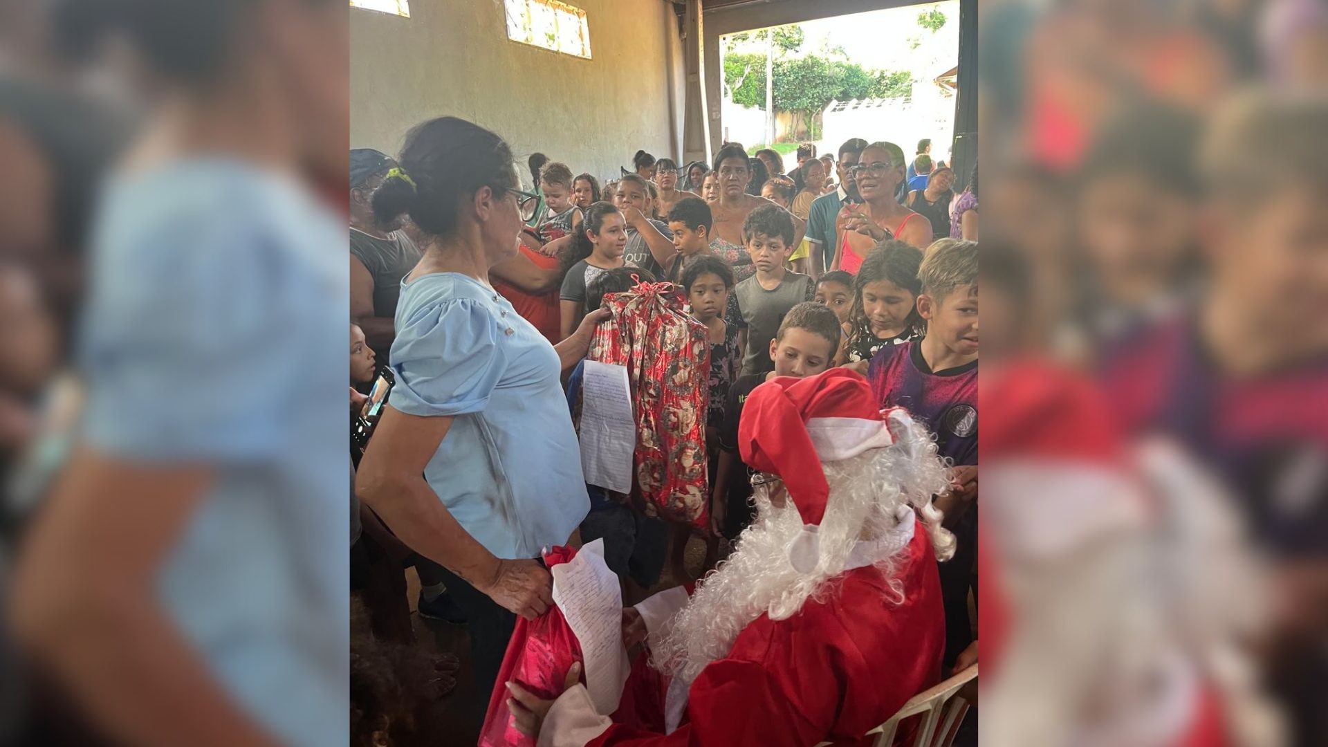 Após arrecadar cartinhas de crianças, Mamãe Noel entrega presentes durante festa comunitária no interior de SP