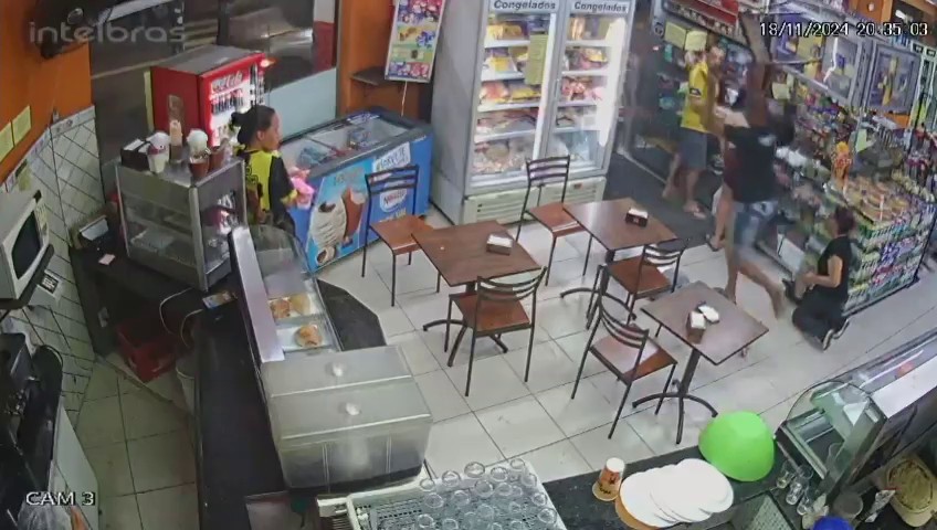 VÍDEO: cliente pega cadeira, corre atrás de ladrões e impede roubo em padaria  