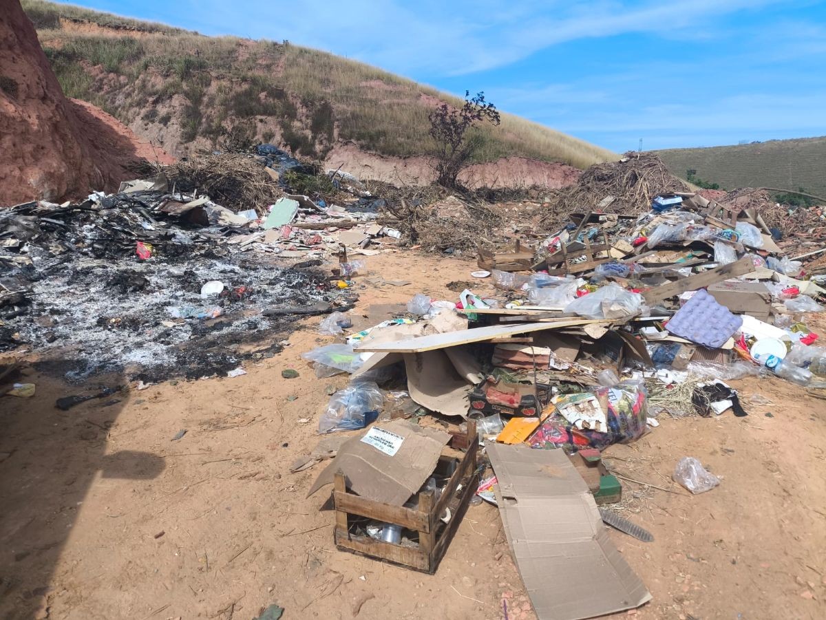 Polícia Ambiental identifica área de descarte irregular de lixo em Paty do Alferes