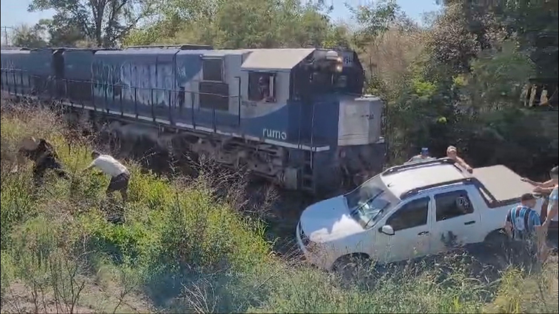 Caminhonete é atingida por trem em São Gabriel