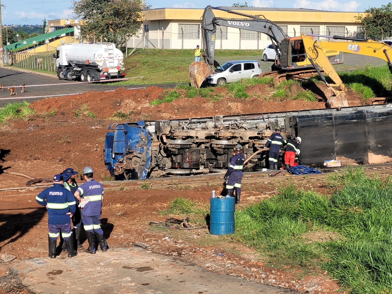 Trem descarrila após deslizamento de encosta encobrir trilhos com lama, no Paraná