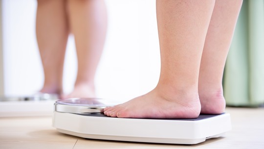 Nova diretriz contra obesidade descentraliza IMC, traz cálculo de risco cardíaco e indica uso de remédios como Ozempic -
Documento inédito recomenda cálculo de risco individual, metas de perda de peso e uso de medicamentos como Ozempic e tirzepatida para prevenção de infarto e AVC; autora alerta para alto custo e falta de acesso no SUS.