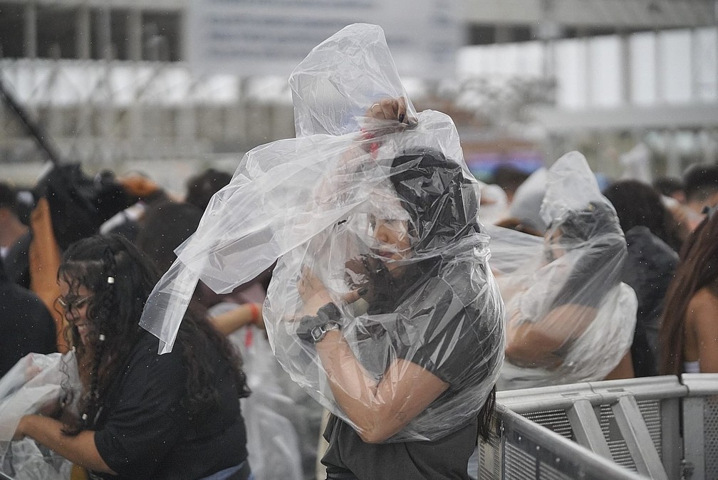 Público enfrenta chuva no terceiro dia de Rock in Rio 2022 — Foto: Marcos Serra Lima/g1