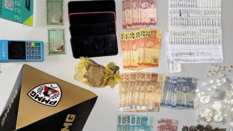 C&atilde;o farejador encontra drogas escondidas em gaveta de t&uacute;mulo em Varj&atilde;o de Minas &mdash; Foto: Pol&iacute;cia Militar/Divulga&ccedil;&atilde;o