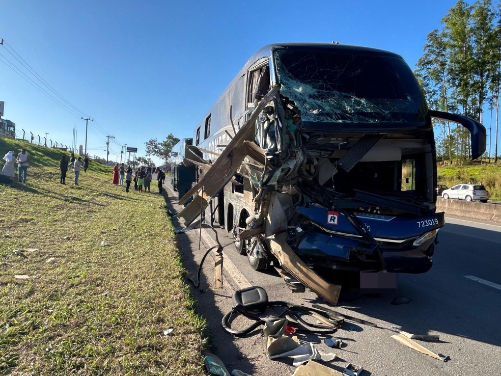 Acidente na BR-040 envolveu um ônibus da Viação Cometa, que saiu de Belo Horizonte com destino ao Rio de Janeiro — Foto: Gabriel Landim/TV Integração