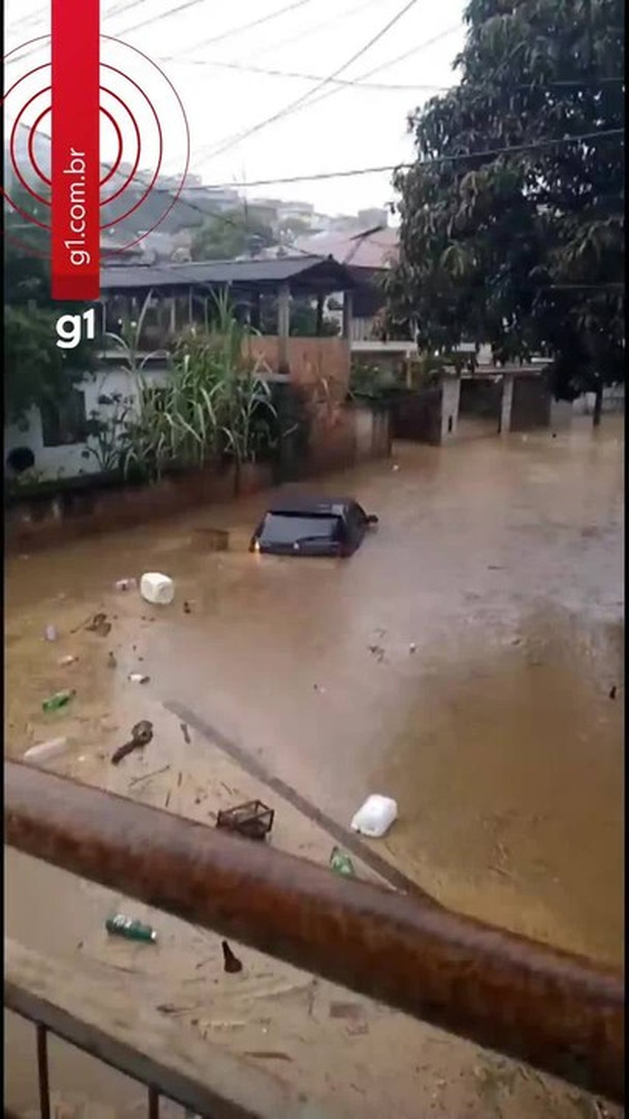 Chuva em Mariana alaga ruas, arrasta carros e deixa pessoas ilhadas