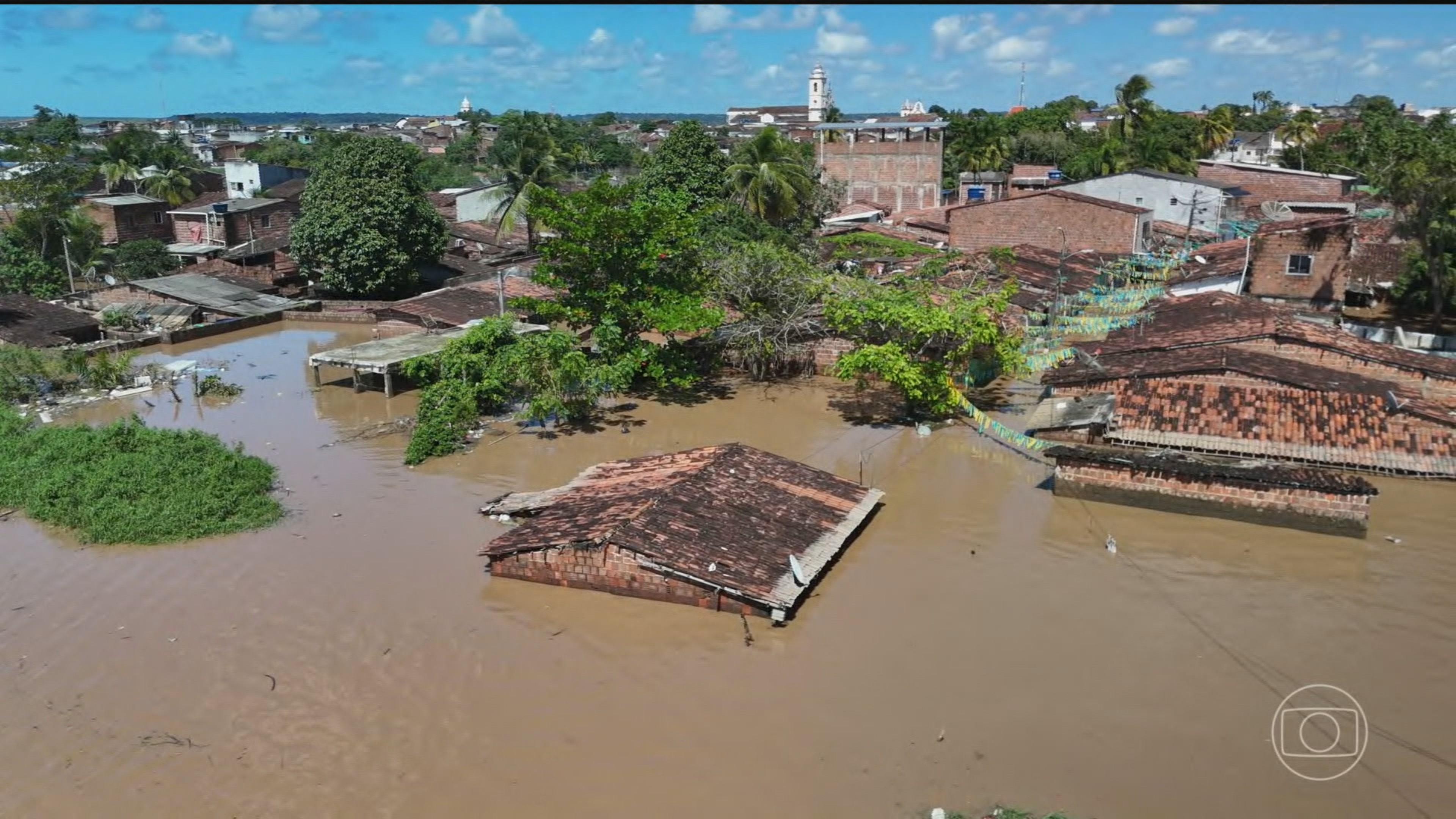 Chuva forte tira milhares de pessoas de casa em Pernambuco e na Paraíba