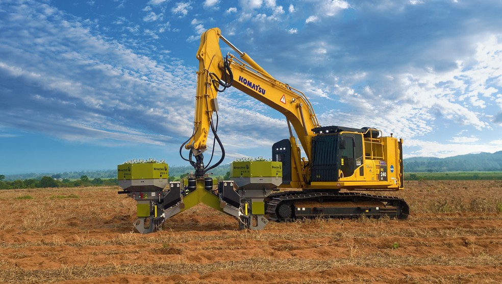 Plantadeira capaz de plantar 600 mudas de árvores por hora é uma das novidades da Agrishow 2025 — Foto: Divulgação/ Komatsu