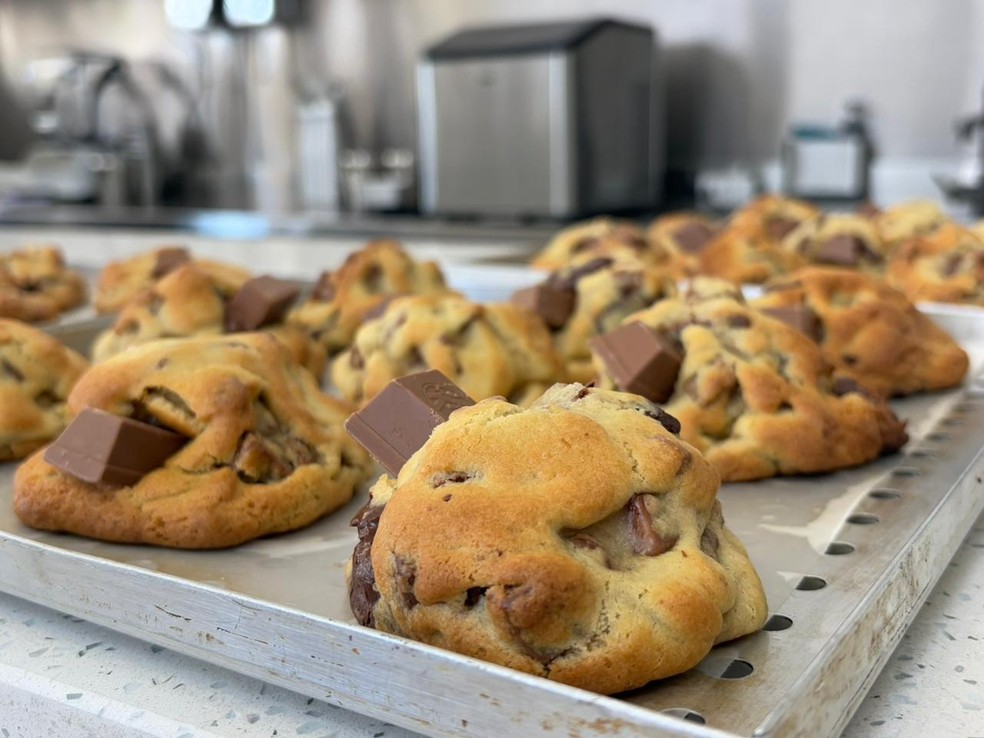 Fornada de cookies antes de ir para a vitrine da Baudelaire. — Foto: Bruna Melo/g1 Paraná