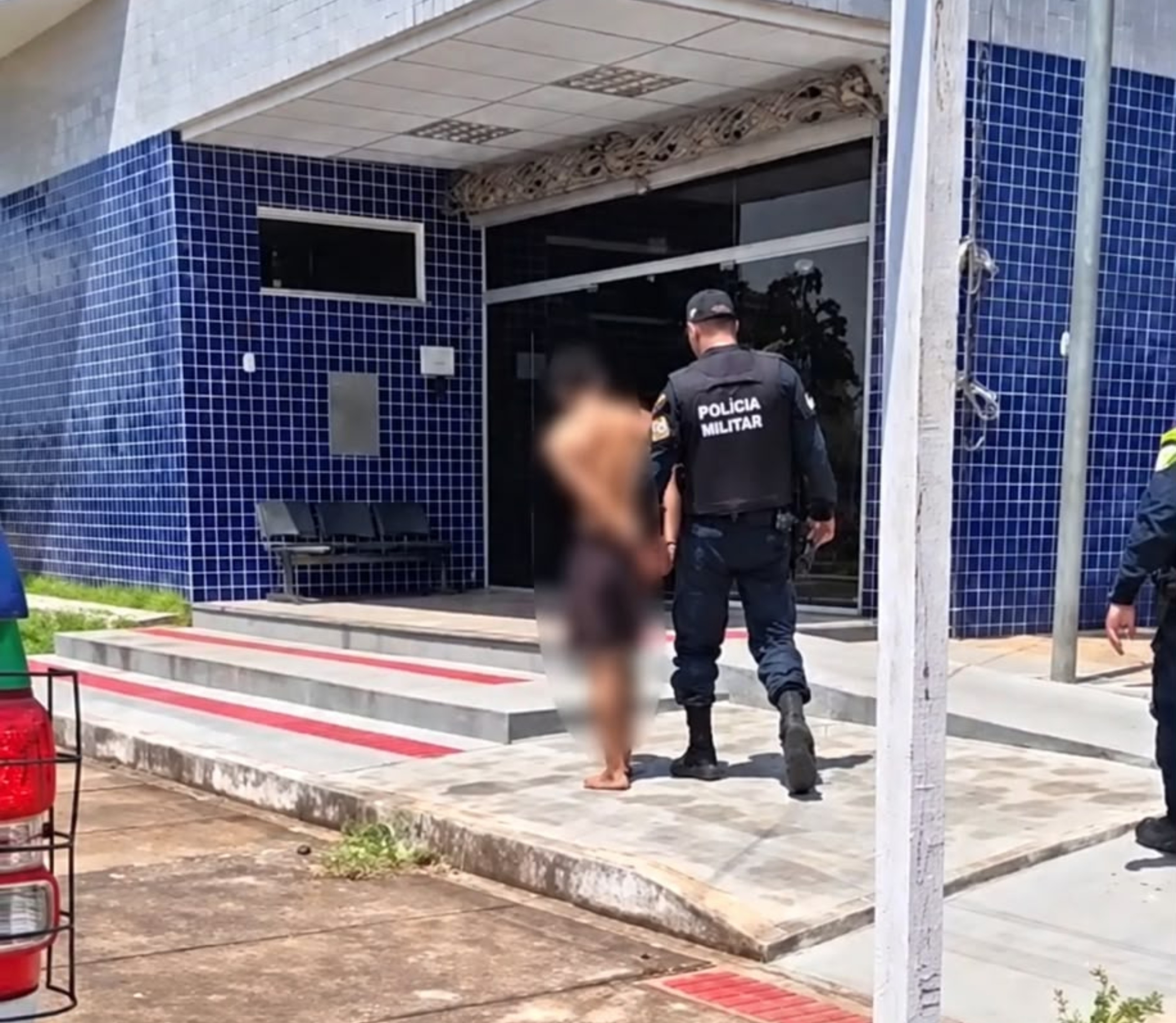Ladrão é preso no forro da casa da mãe após fingir que compraria R$ 10 de linguiça e roubar mercado
