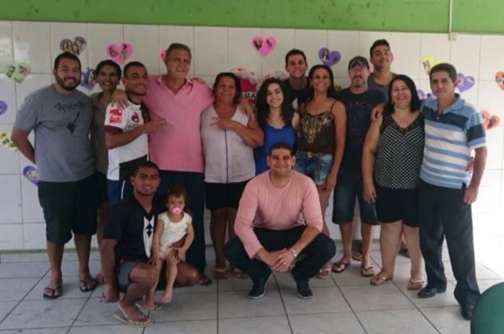 Dona Isabel e sua família na escola aonde viveu por muitos anos — Foto: João Pedro Souza/arquivo pessoal