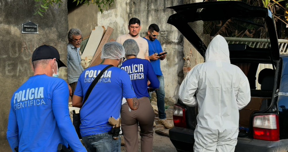 Polícia realiza perícia em casa e no carro de amigo de idosa desaparecida na Grande João Pessoa — Foto: Diogo Pinheiro/TV Cabo Branco