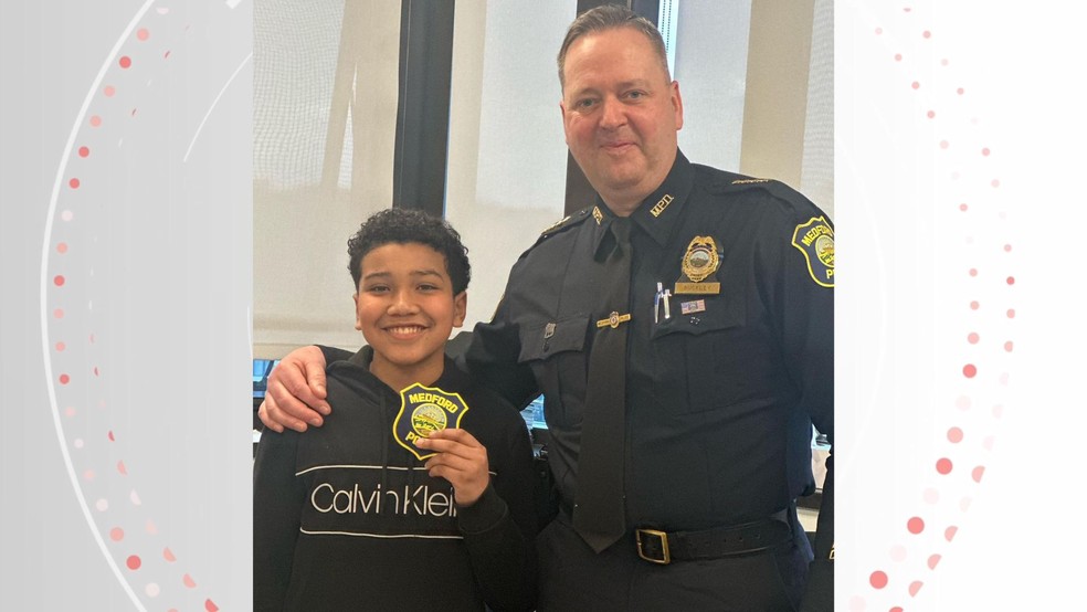 Henzo Lopes, de 11  anos, ganhou distintivo e presentes dos policiais — Foto: Arquivo pessoal