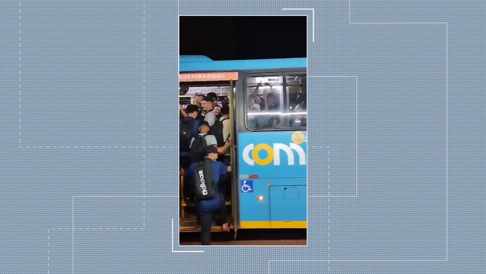 Alunos em ônibus superlotado, em Porto Velho — Foto: Reprodução/Rede Amazônica