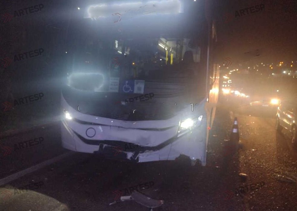 Acidente entre dois carros e ônibus na Rodovia Santos Dumont em Campinas — Foto: Reprodução/Artesp