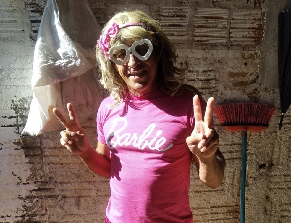 Edmar se fantasiou de Barbie para coletar lixo em Novo Horizonte (SP) — Foto: Arquivo pessoal