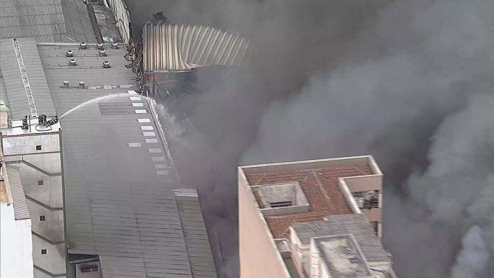 Bombeiros sobem em torre para combater incêndio na região do Brás, em SP — Foto: TV Globo