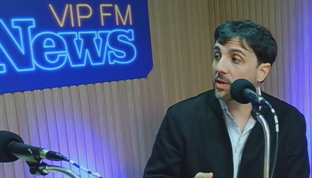 Renan Santos critica viabilidade eleitoral de Flávio Bolsonaro e rejeita estratégia de terceira via