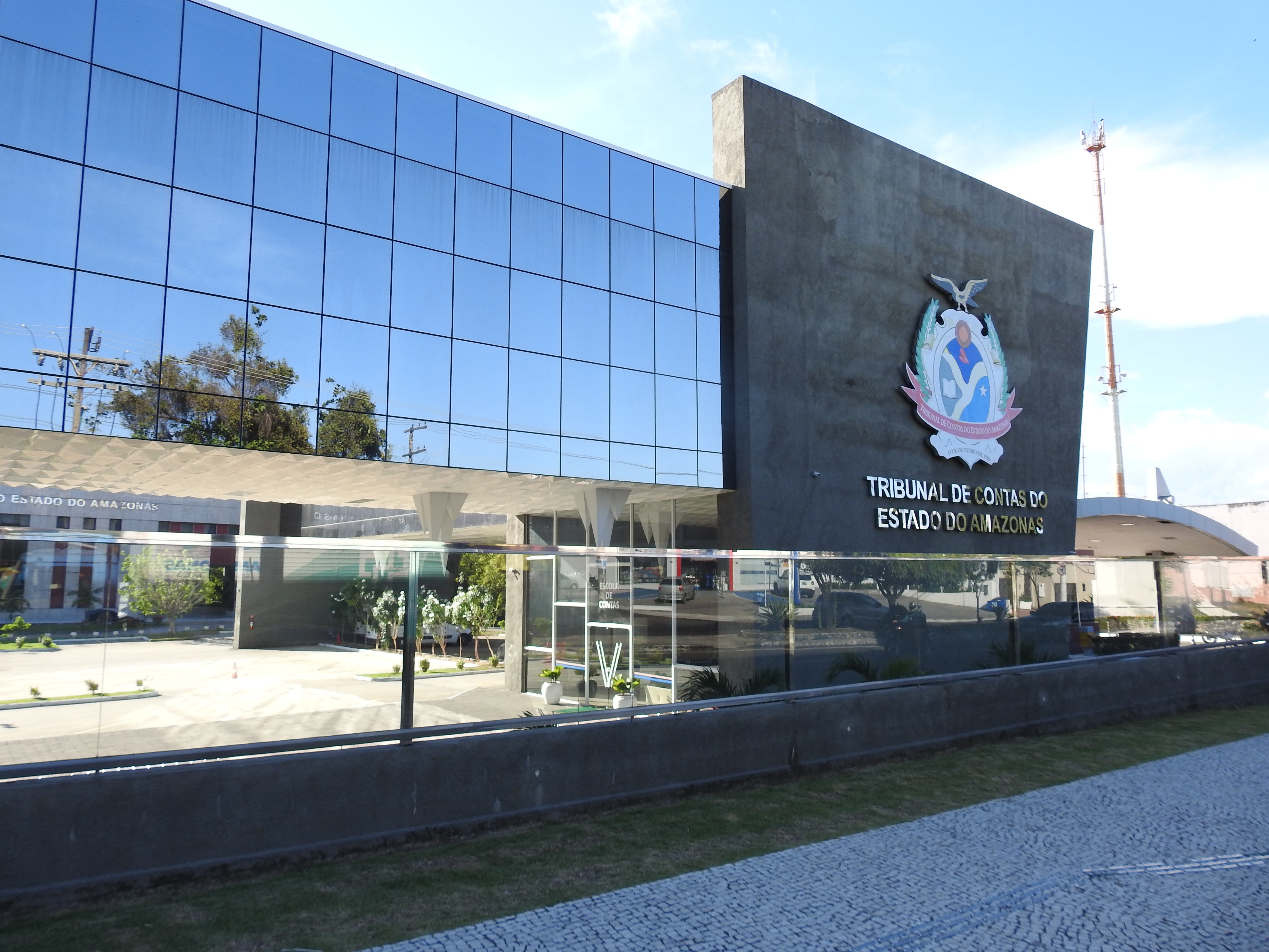 TCE suspende licitação para aluguel de veículos da Prefeitura de Manaus por dúvida sobre seguro de R$ 100 mil
