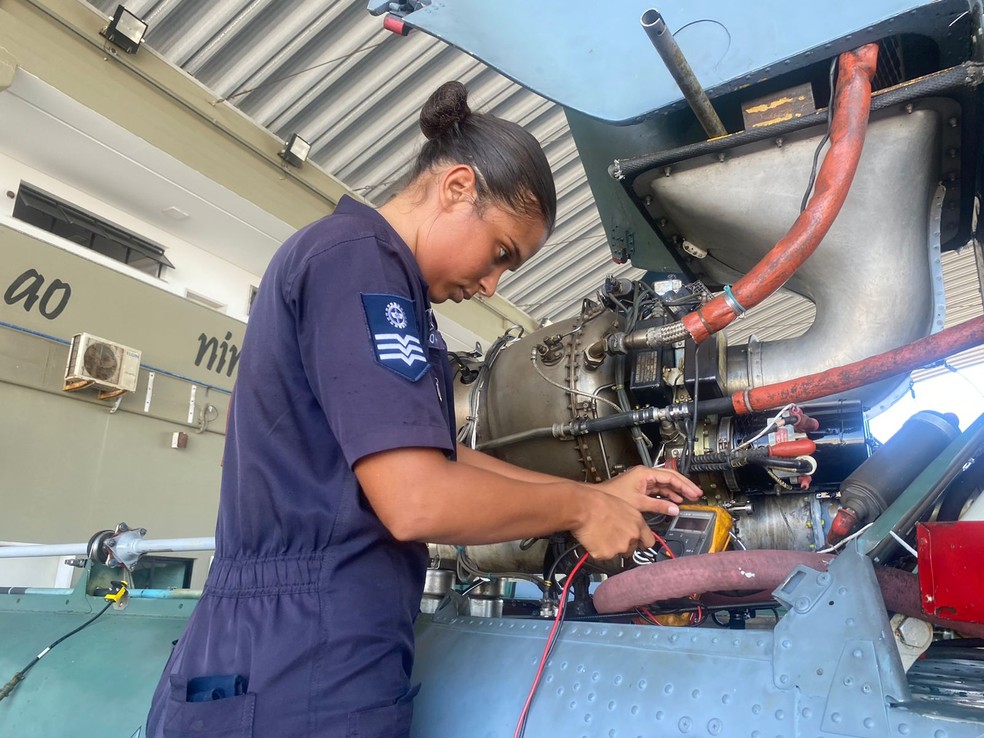 Militares mulheres também estão presentes na área de manutenção de Aeronaves da FAB — Foto: Pedro Trindade/Inter TV Cabugi