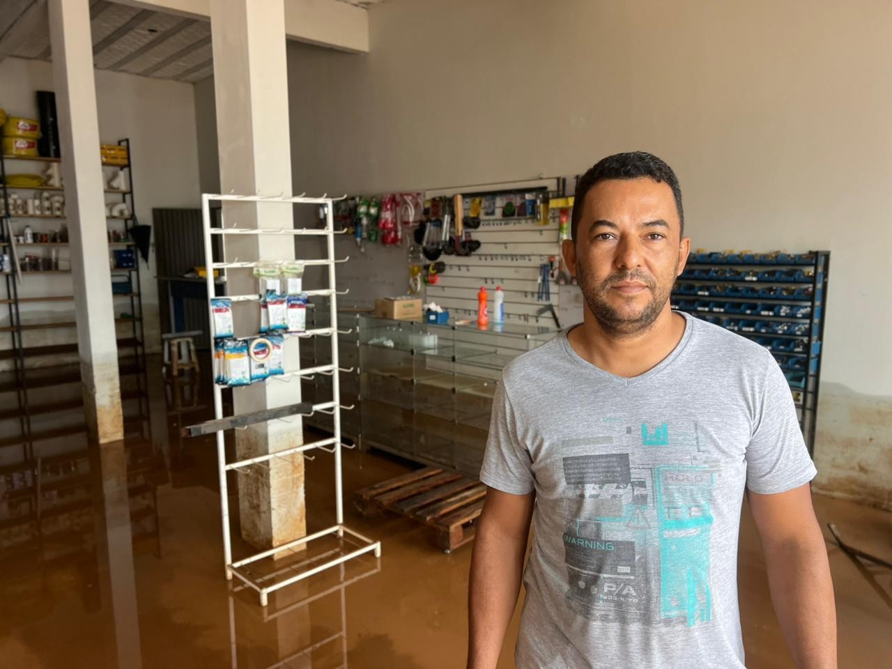 Nível da água começa a baixar em ruas de Espinosa depois de enchente causada por fortes chuvas