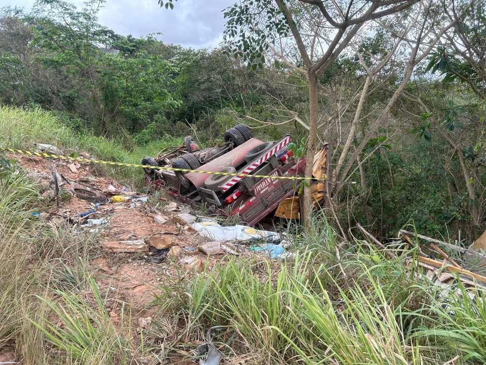 Passageira de carro morre em batida com caminhão na SE-170 — Foto: BPRv/SE