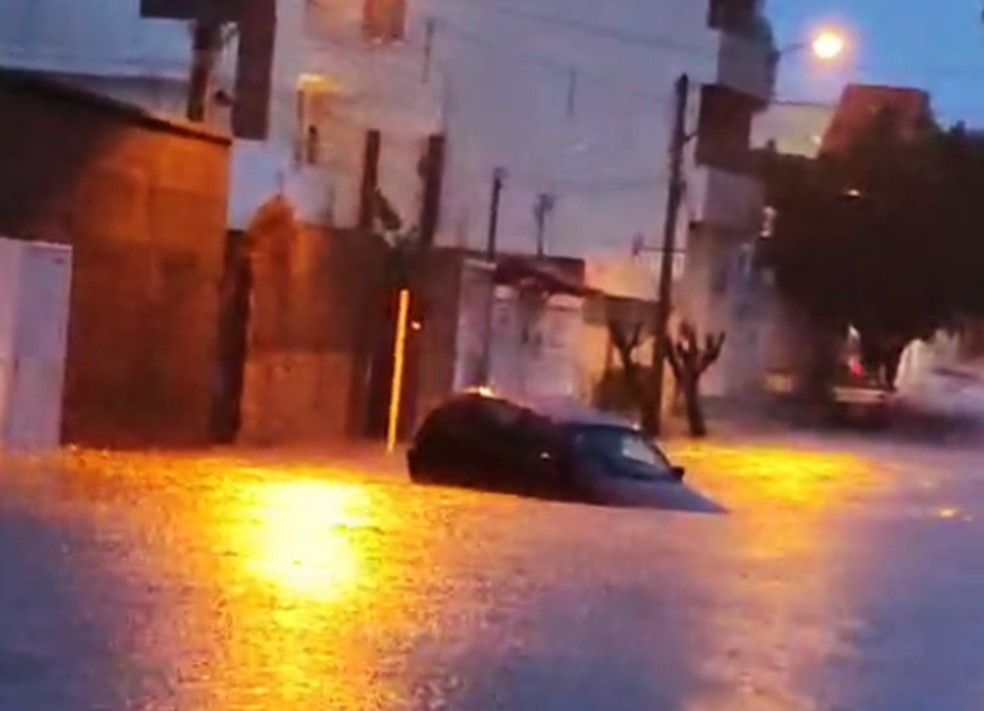 Carro boiando em rua de Guanambi no sudoeste da Bahia ap�s chuva forte no s�bado (7) � Foto: Reprodu��o/Redes Sociais