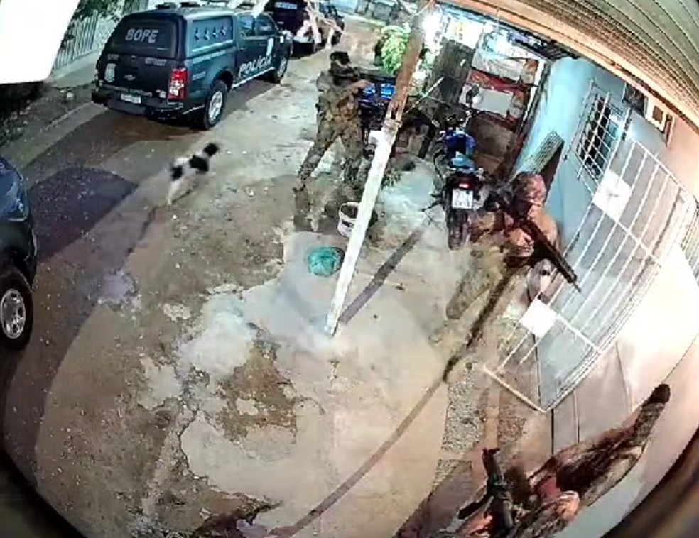 Policiais durante operação na comunidade do Detran, na Iputinga, Zona Oeste do Recife — Foto: Reprodução/WhatsApp