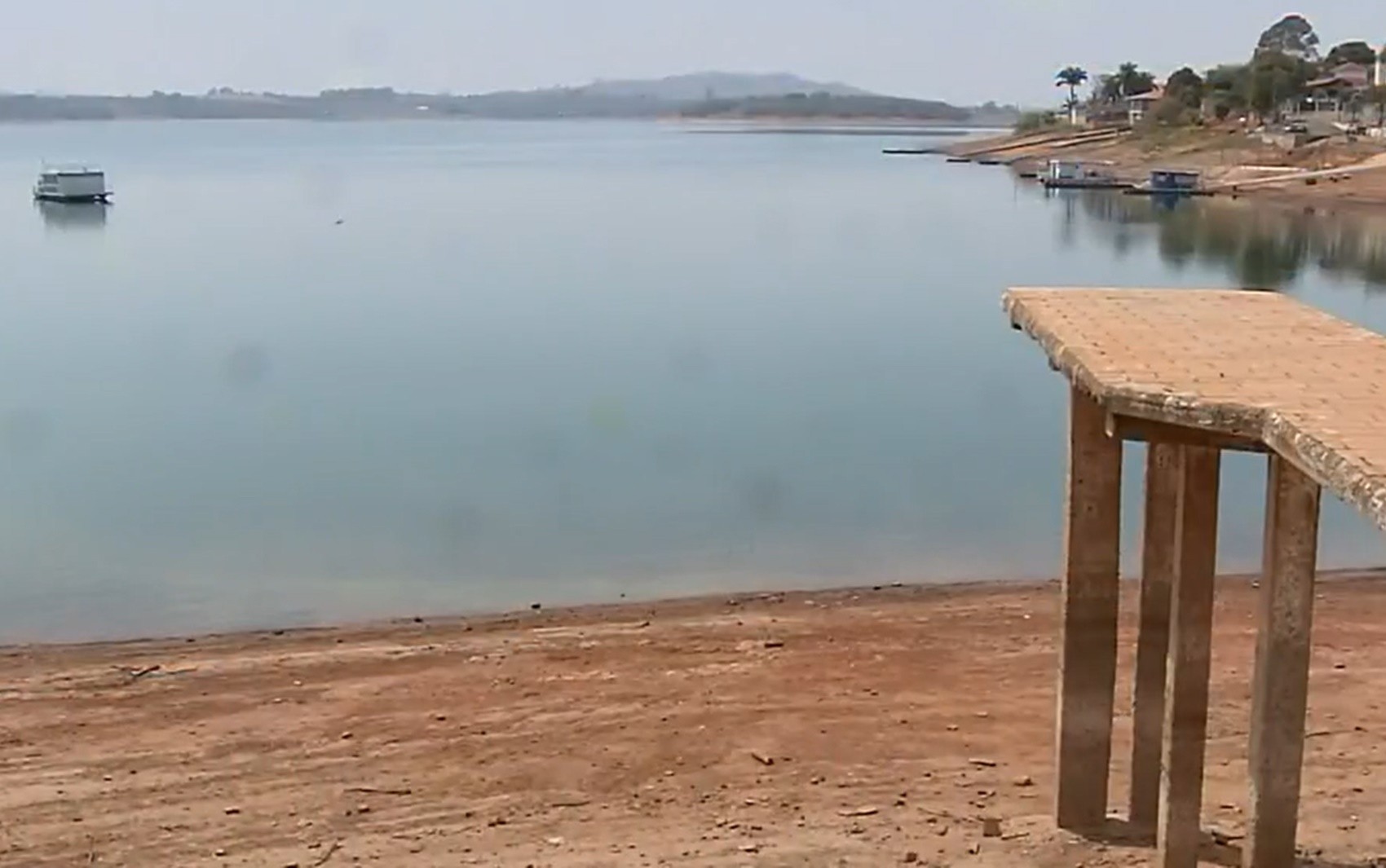 Dois metros abaixo da cota mínima, nível do Lago de Furnas cai mais de 20% e afeta turismo em Fama, MG