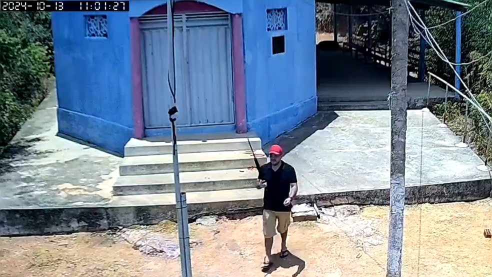 Câmera de segurança flagra vandalismo em santuário de Missão Velha, no Ceará. — Foto: Reprodução